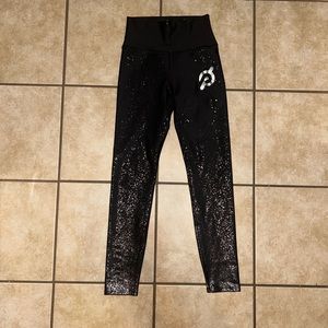 Peloton Splatter Shiny Embossed Black High Rise Workout Leggings size small